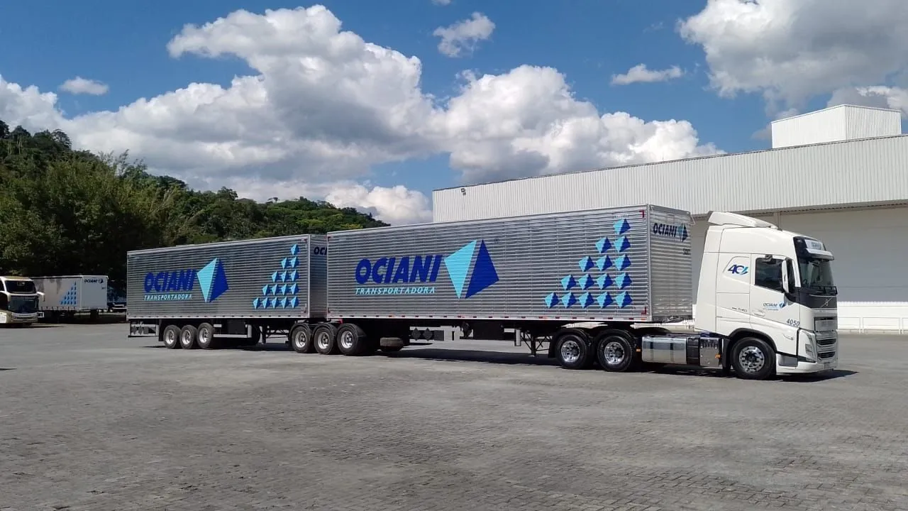 Rodotrem da Ociani com cavalo Volvo no pátio