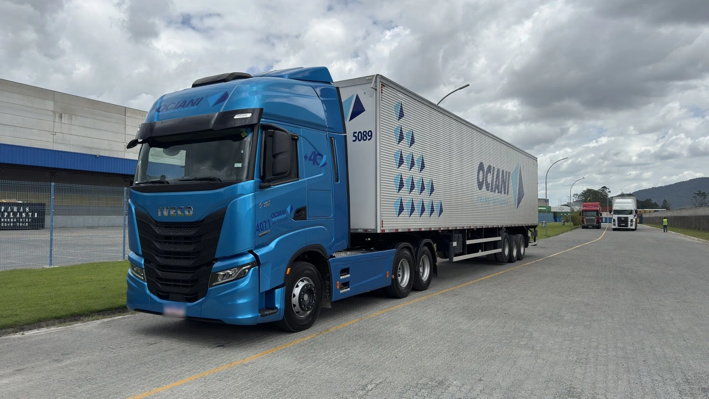Iveco S-Way azul da Ociani puxando carreta com a marca