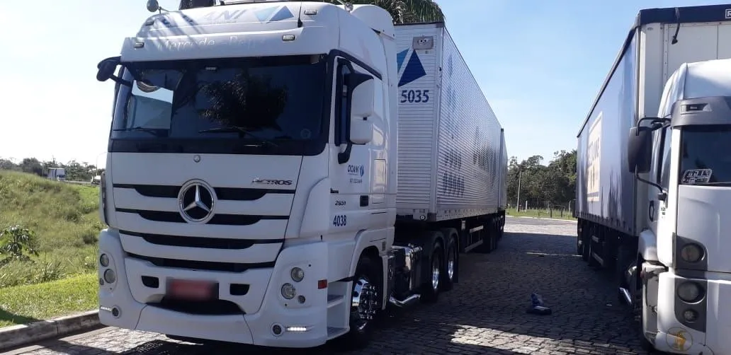 Mercedes-Benz Actros da Ociani puxando carreta