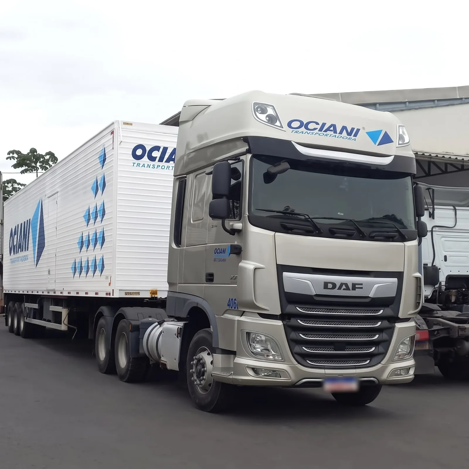 Cavalo DAF XF da Ociani, cor champanhe, puxando carreta baú com a marca